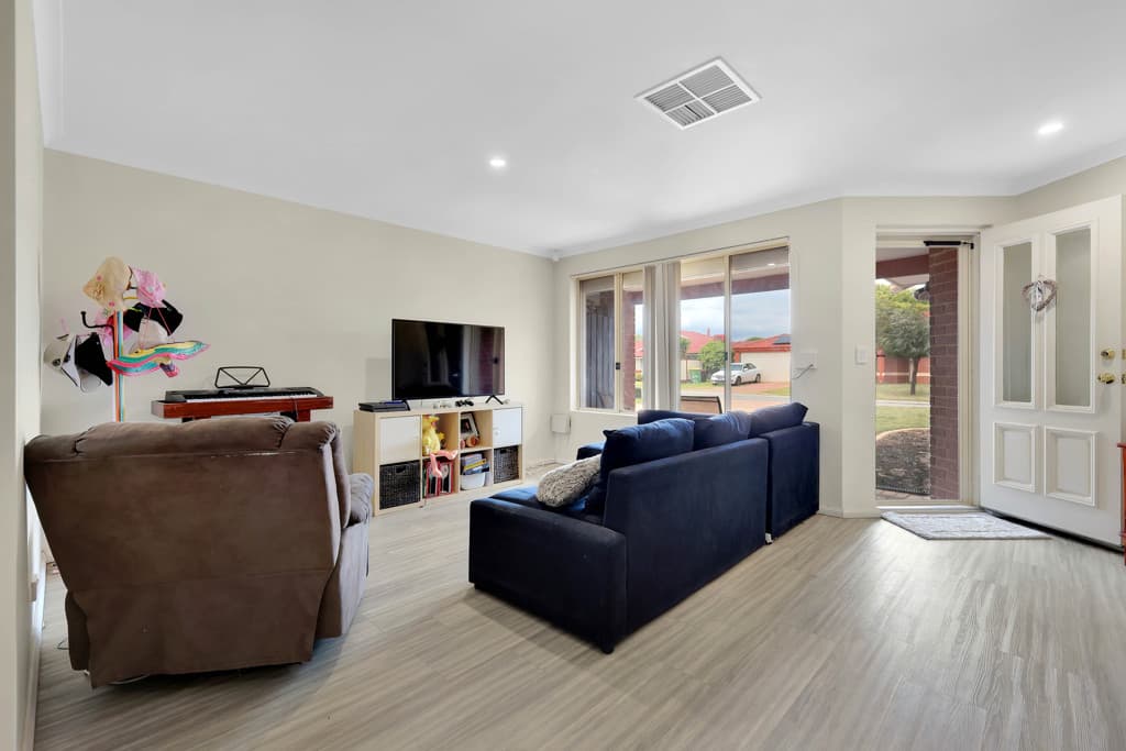 4 Shoalhaven Place, Waikiki WA photo 4