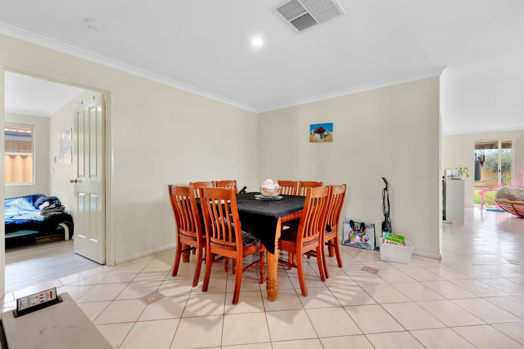 4 Shoalhaven Place, Waikiki WA photo 8